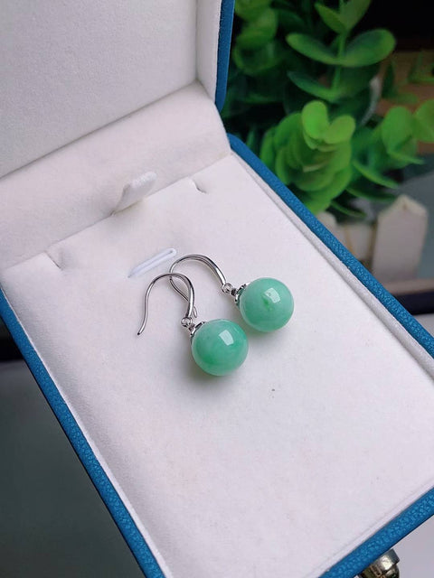 Anting-anting giok alami, dengan tekstur halus dan hangat, terbuat dari perak 925, ukuran 1,1 mm. Harga sudah termasuk ongkos kirim dan pajak.