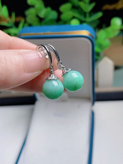Anting-anting giok alami, dengan tekstur halus dan hangat, terbuat dari perak 925, ukuran 1,1 mm. Harga sudah termasuk ongkos kirim dan pajak.