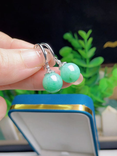 Anting-anting giok alami, dengan tekstur halus dan hangat, terbuat dari perak 925, ukuran 1,1 mm. Harga sudah termasuk ongkos kirim dan pajak.