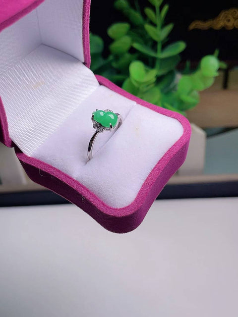 Cincin giok alami, material tambang lama, dipasang pada perak 925, batu permata 10 x 6. Harga sudah termasuk ongkos kirim dan pajak.