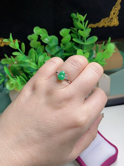 Cincin giok alami, material tambang lama, dipasang pada perak 925, batu permata 10 x 6. Harga sudah termasuk ongkos kirim dan pajak.