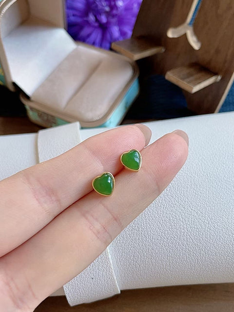Anting-anting kancing giok nefrit alami, terbuat dari material tambang lama, dengan tekstur halus dan hangat, serta warna hijau yang cerah. Dipasang pada perak 925, desain kecil dan indah, 7 x 7 mm. Termasuk ongkos kirim dan pajak.