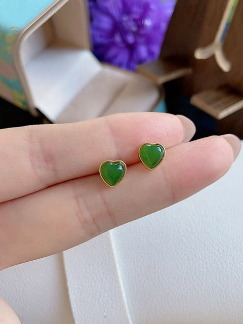 Anting-anting kancing giok nefrit alami, terbuat dari material tambang lama, dengan tekstur halus dan hangat, serta warna hijau yang cerah. Dipasang pada perak 925, desain kecil dan indah, 7 x 7 mm. Termasuk ongkos kirim dan pajak.