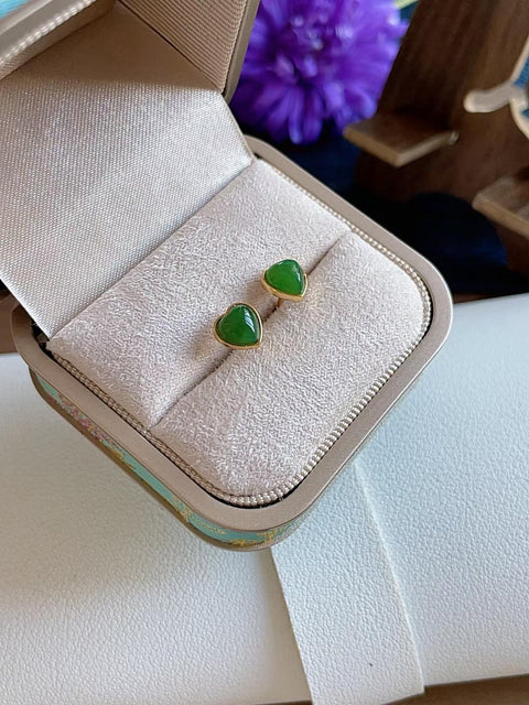 Anting-anting kancing giok nefrit alami, terbuat dari material tambang lama, dengan tekstur halus dan hangat, serta warna hijau yang cerah. Dipasang pada perak 925, desain kecil dan indah, 7 x 7 mm. Termasuk ongkos kirim dan pajak.
