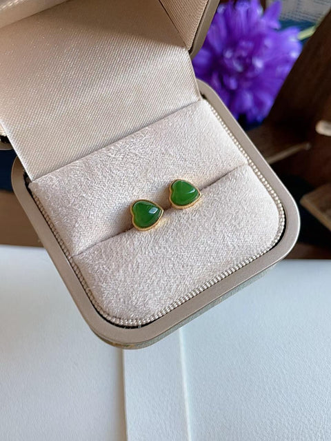 Anting-anting kancing giok nefrit alami, terbuat dari material tambang lama, dengan tekstur halus dan hangat, serta warna hijau yang cerah. Dipasang pada perak 925, desain kecil dan indah, 7 x 7 mm. Termasuk ongkos kirim dan pajak.