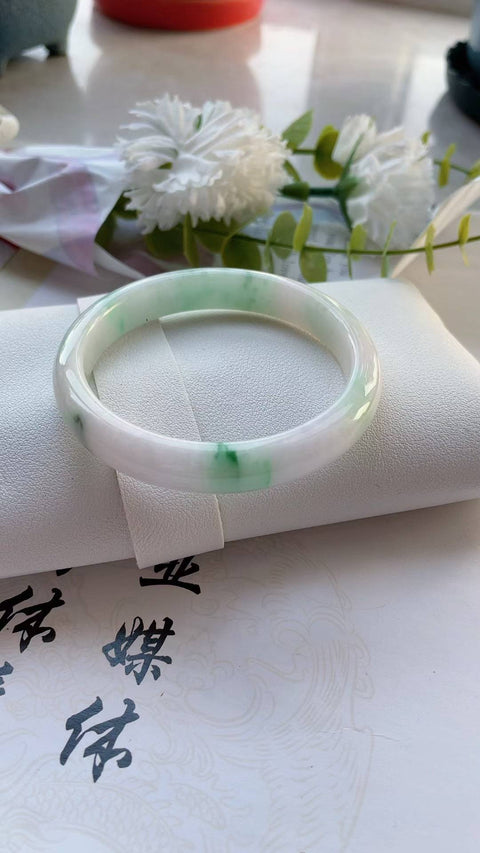 Gelang giok alami, material tambang lama, diameter 57mm, termasuk ongkos kirim dan pajak.