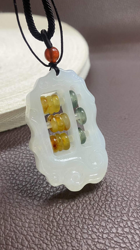 Kalkulator Cerdas: Liontin giok Xiuyan yang indah dengan abakus. Bunyi klik abakus menandakan keberuntungan besar. Dimensi: 55 x 33 mm. Harga sudah termasuk ongkos kirim dan pajak.