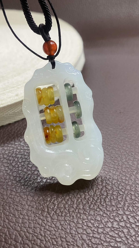 Kalkulator Cerdas: Liontin giok Xiuyan yang indah dengan abakus. Bunyi klik abakus menandakan keberuntungan besar. Dimensi: 55 x 33 mm. Harga sudah termasuk ongkos kirim dan pajak.