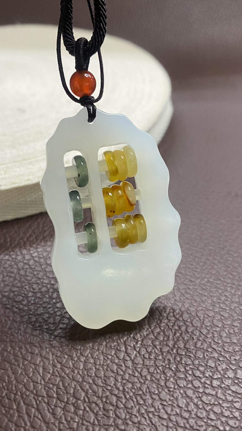 Kalkulator Cerdas: Liontin giok Xiuyan yang indah dengan abakus. Bunyi klik abakus menandakan keberuntungan besar. Dimensi: 55 x 33 mm. Harga sudah termasuk ongkos kirim dan pajak.