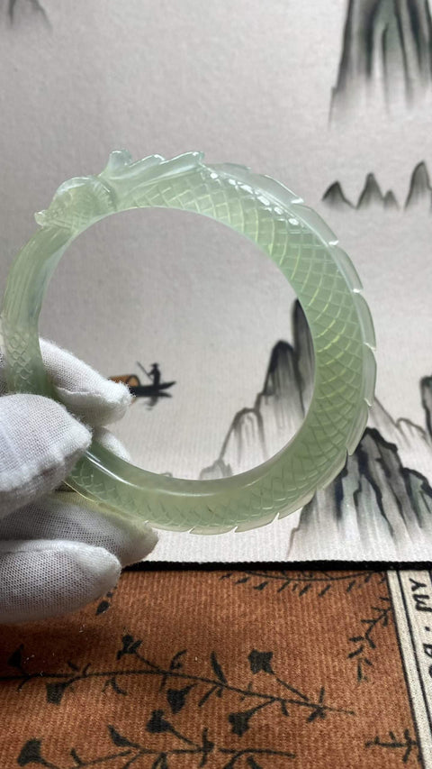 Bisnis sedang berkembang pesat: Gelang naga ukiran giok Xiuyan hijau es yang indah, diameter dalam: 59,3 mm, ketebalan gelang: 11,3 mm. Semua batu terbentuk secara alami. Termasuk ongkos kirim dan pajak.