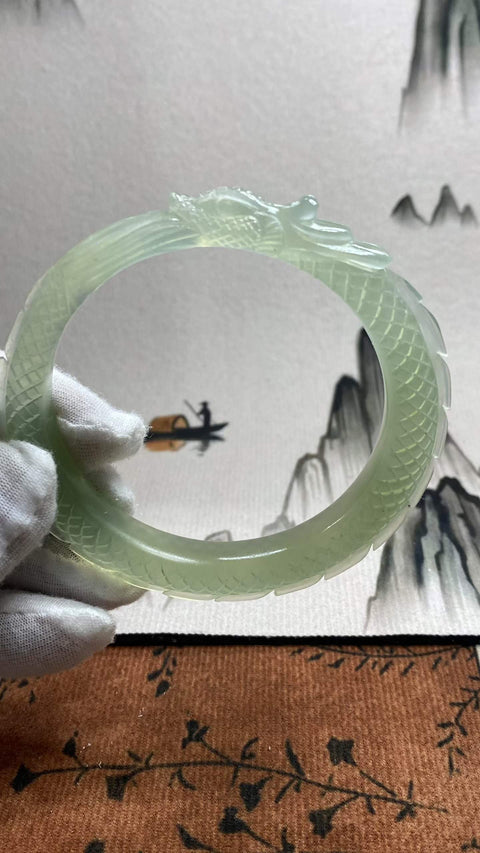 Bisnis sedang berkembang pesat: Gelang naga ukiran giok Xiuyan hijau es yang indah, diameter dalam: 59,3 mm, ketebalan gelang: 11,3 mm. Semua batu terbentuk secara alami. Termasuk ongkos kirim dan pajak.