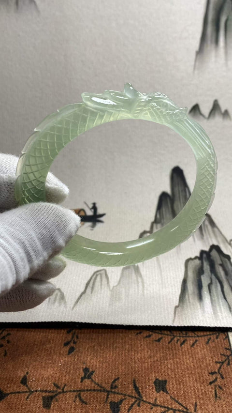 Bisnis sedang berkembang pesat: Gelang naga ukiran giok Xiuyan hijau es yang indah, diameter dalam: 59,3 mm, ketebalan gelang: 11,3 mm. Semua batu terbentuk secara alami. Termasuk ongkos kirim dan pajak.