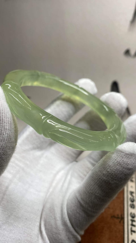 Gelang giok Xiuyan berukir indah berwarna hijau es, melambangkan kemajuan yang berkelanjutan. Diameter dalam: 59,1 mm, ketebalan gelang: 10 mm. Terbuat dari batu alam. Harga sudah termasuk ongkos kirim dan pajak.