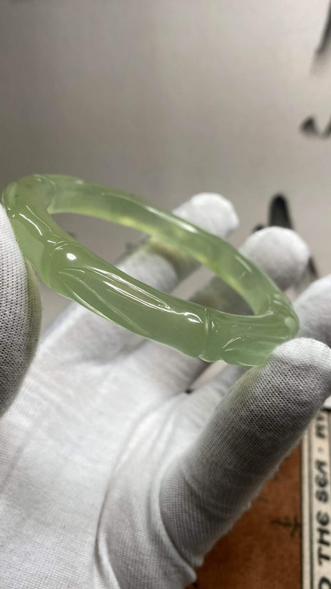 Gelang giok Xiuyan berukir indah berwarna hijau es, melambangkan kemajuan yang berkelanjutan. Diameter dalam: 59,1 mm, ketebalan gelang: 10 mm. Terbuat dari batu alam. Harga sudah termasuk ongkos kirim dan pajak.
