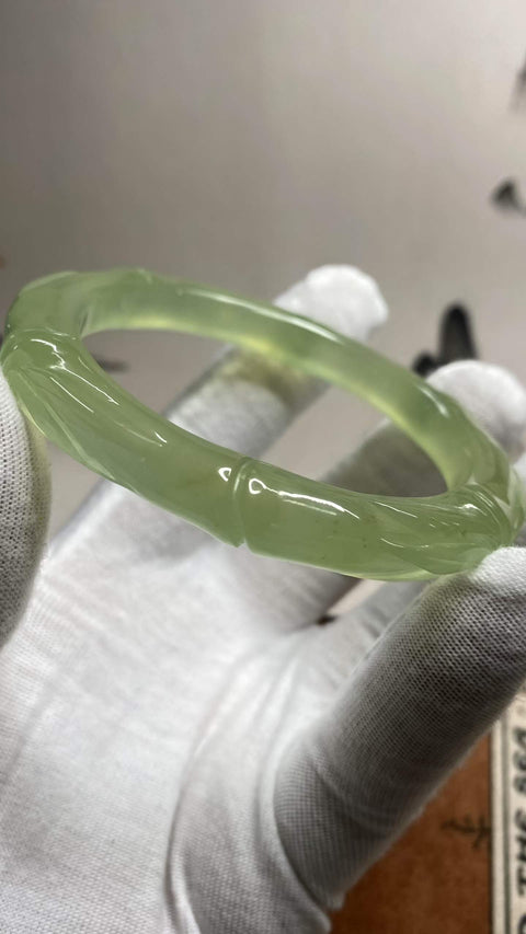 Gelang giok Xiuyan berukir indah berwarna hijau es, melambangkan kemajuan yang berkelanjutan. Diameter dalam: 59,1 mm, ketebalan gelang: 10 mm. Terbuat dari batu alam. Harga sudah termasuk ongkos kirim dan pajak.