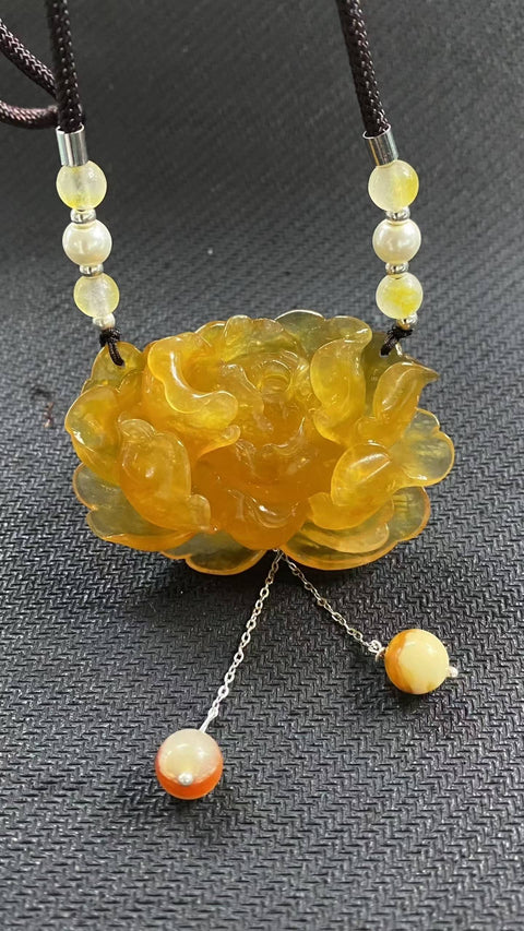 Liontin giok Xiuyan yang indah, warna emas alami, ukuran: 55 x 39 mm, termasuk ongkos kirim dan pajak.