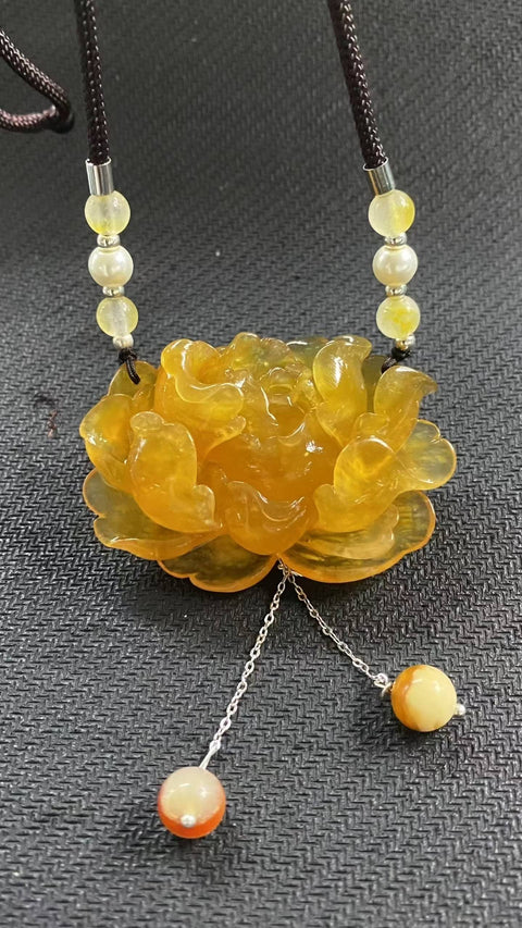 Liontin giok Xiuyan yang indah, warna emas alami, ukuran: 55 x 39 mm, termasuk ongkos kirim dan pajak.