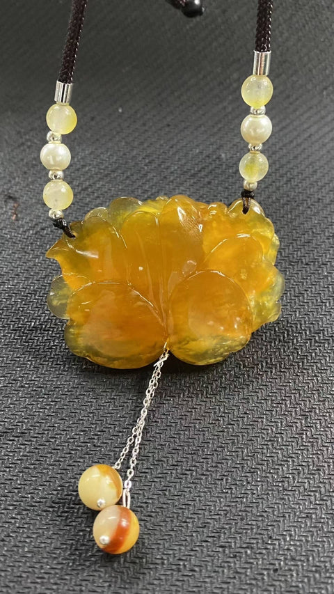 Liontin giok Xiuyan yang indah, warna emas alami, ukuran: 55 x 39 mm, termasuk ongkos kirim dan pajak.
