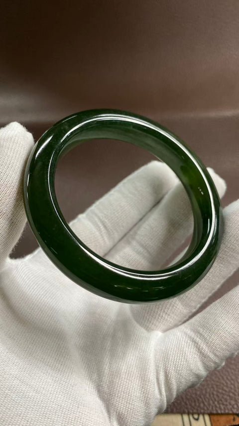 Gelang giok Xiuyan yang indah, warna hijau pekat, diameter dalam: 58mm, lebar tepi: 12,6mm, termasuk ongkos kirim dan pajak.