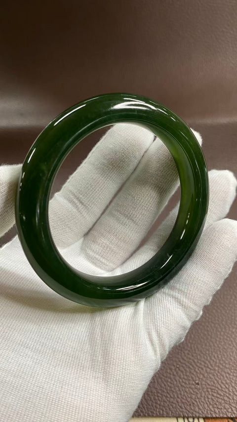 Gelang giok Xiuyan yang indah, warna hijau pekat, diameter dalam: 58mm, lebar tepi: 12,6mm, termasuk ongkos kirim dan pajak.