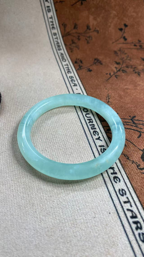 Gelang giok Xiuyan yang indah, berwarna biru langit dan tembus cahaya, dengan diameter dalam 58 mm berwarna biru es dan lebar sisi 9,6 mm. Harga sudah termasuk ongkos kirim dan pajak.