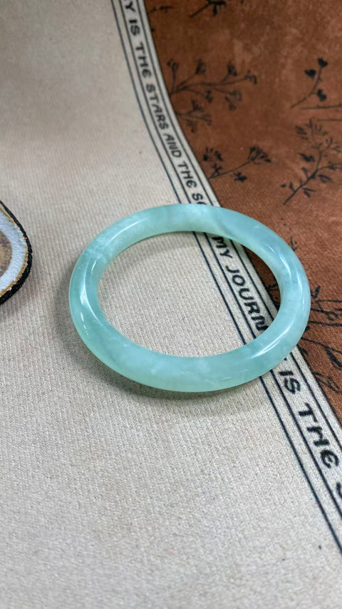 Gelang giok Xiuyan yang indah, berwarna biru langit dan tembus cahaya, dengan diameter dalam 58 mm berwarna biru es dan lebar sisi 9,6 mm. Harga sudah termasuk ongkos kirim dan pajak.
