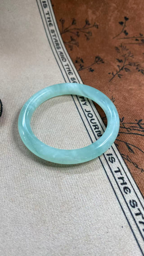 Gelang giok Xiuyan yang indah, berwarna biru langit dan tembus cahaya, dengan diameter dalam 58 mm berwarna biru es dan lebar sisi 9,6 mm. Harga sudah termasuk ongkos kirim dan pajak.
