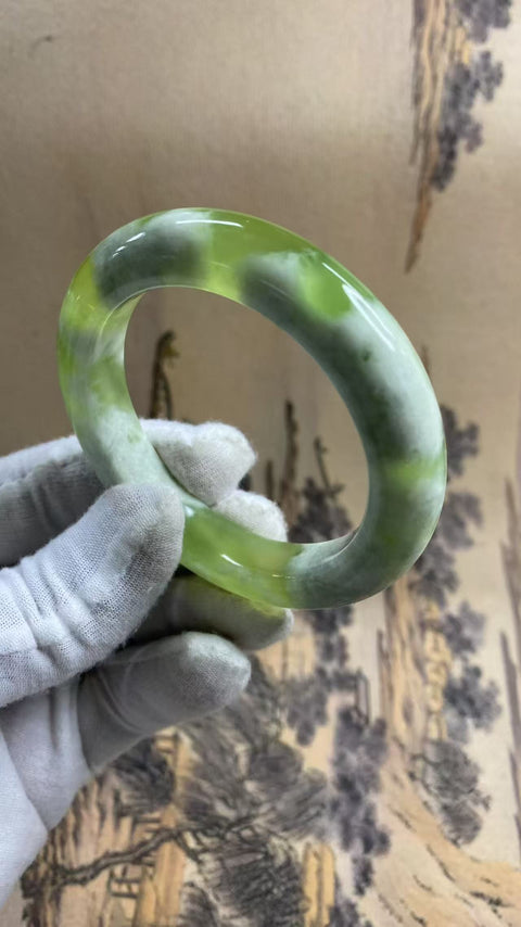 Gelang giok Xiuyan yang indah dengan warna hijau dan desain tutup susu. Diameter dalam: 55,1 mm, lebar tepi: 11,8 mm. Harga sudah termasuk ongkos kirim dan pajak.