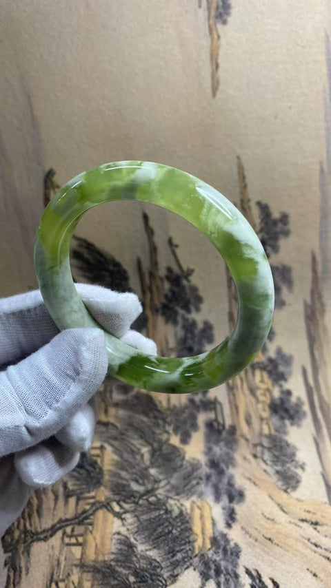 Gelang giok Xiuyan yang indah - Teh Susu Anggur Hijau, satu buah giok dan satu buah anggur hijau. Diameter dalam: 55,6 mm, lebar tepi: 11,5 mm. Harga sudah termasuk ongkos kirim dan pajak.