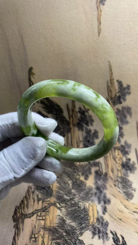 Gelang giok Xiuyan yang indah - Teh Susu Anggur Hijau, satu buah giok dan satu buah anggur hijau. Diameter dalam: 55,6 mm, lebar tepi: 11,5 mm. Harga sudah termasuk ongkos kirim dan pajak.