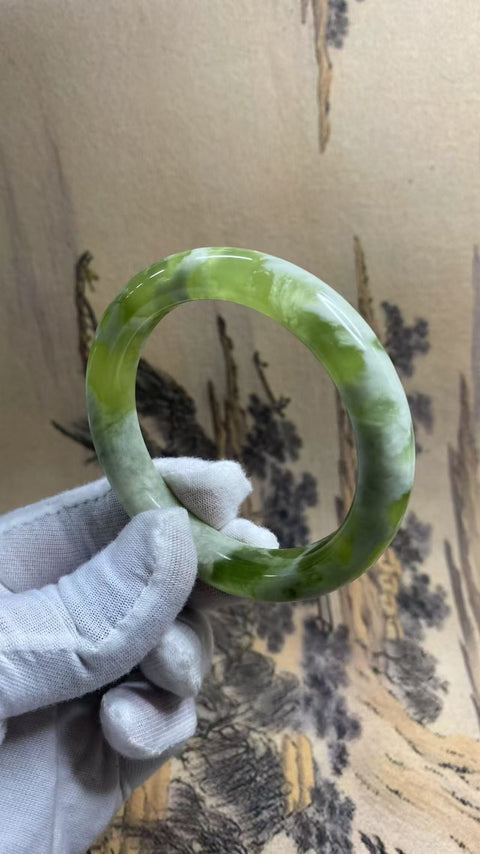 Gelang giok Xiuyan yang indah - Teh Susu Anggur Hijau, satu buah giok dan satu buah anggur hijau. Diameter dalam: 55,6 mm, lebar tepi: 11,5 mm. Harga sudah termasuk ongkos kirim dan pajak.