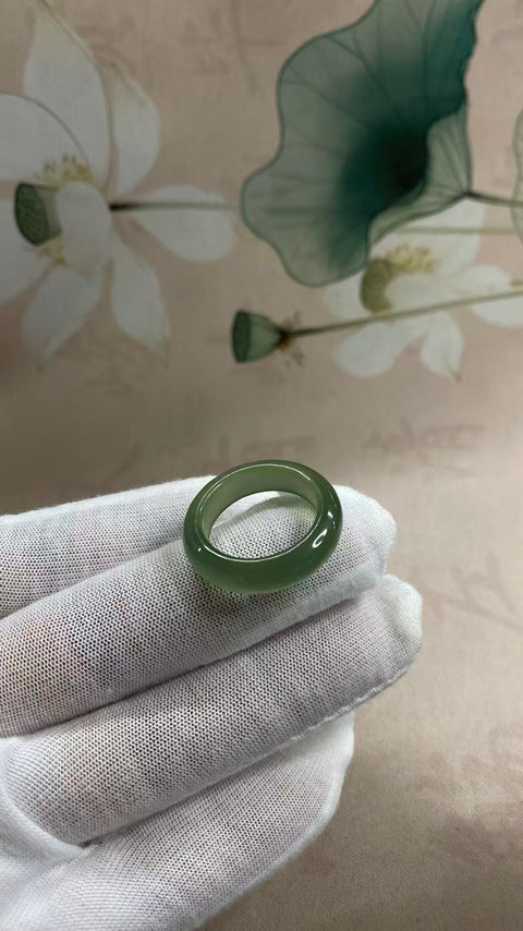 Cincin giok Xiuyan yang indah, warna hijau pekat, diameter dalam 23mm, sudah termasuk ongkos kirim dan pajak.