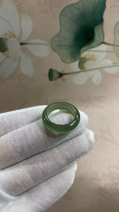 Cincin giok Xiuyan yang indah, warna hijau pekat, diameter dalam 23mm, sudah termasuk ongkos kirim dan pajak.