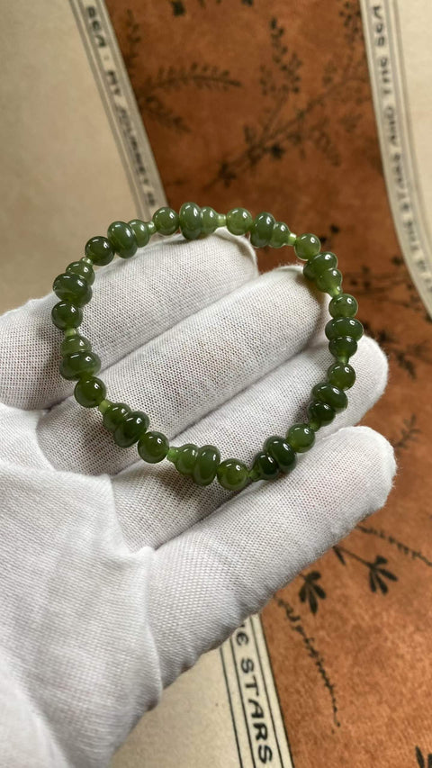 Gelang labu giok Hetian yang indah, melambangkan keberuntungan, kedamaian, dan tekstur yang hangat dan berkilau. Ukuran: 8 x 10 mm. Termasuk ongkos kirim dan pajak.