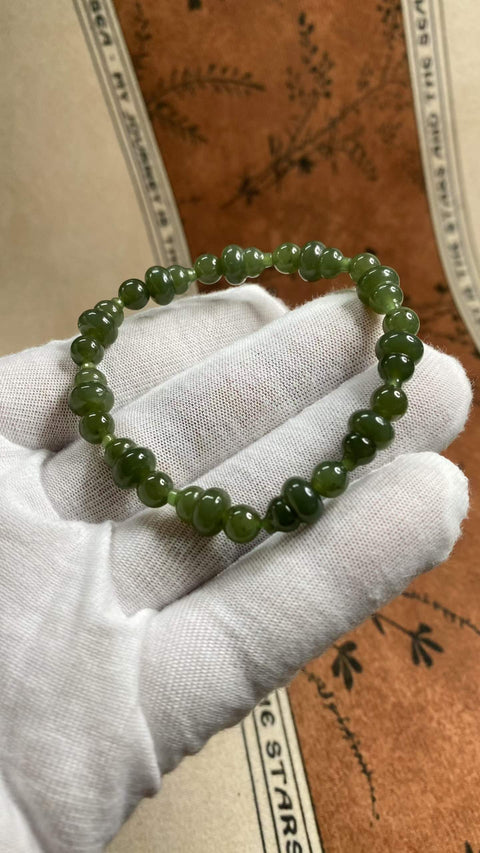 Gelang labu giok Hetian yang indah, melambangkan keberuntungan, kedamaian, dan tekstur yang hangat dan berkilau. Ukuran: 8 x 10 mm. Termasuk ongkos kirim dan pajak.