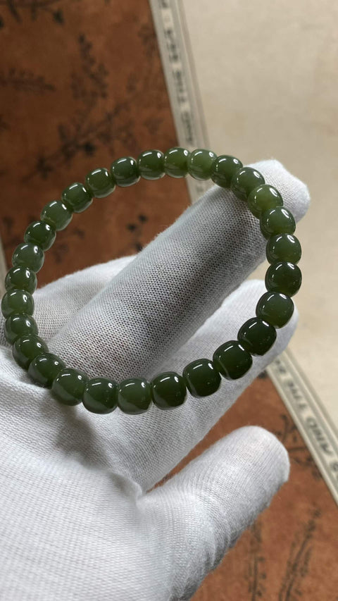 Gelang giok Hetian potongan lurus yang indah, dengan tekstur hangat dan berkilau. Ukuran: 6 x 7 mm. Termasuk ongkos kirim dan pajak.