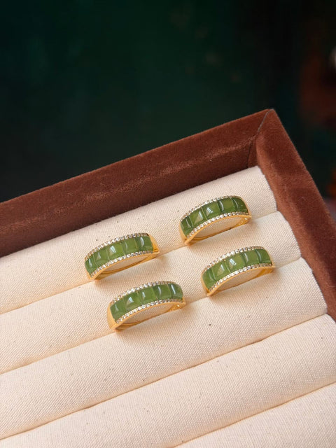 Set Cincin Giok | Kenakan warna hijau giok yang hangat dan berkilau di ujung jari Anda. Cincin giok persegi melengkung ini sudah termasuk ongkos kirim dan pajak.