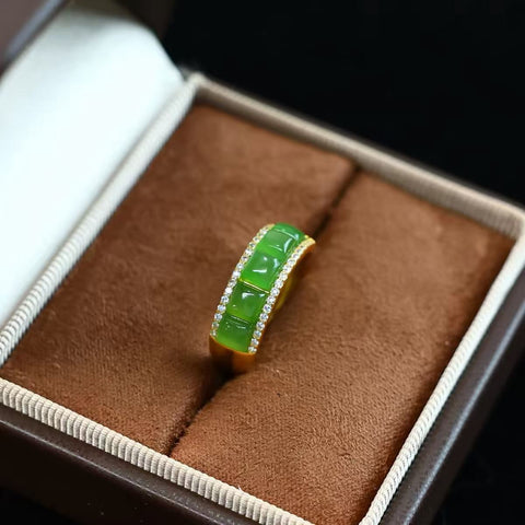 Set Cincin Giok | Kenakan warna hijau giok yang hangat dan berkilau di ujung jari Anda. Cincin giok persegi melengkung ini sudah termasuk ongkos kirim dan pajak.