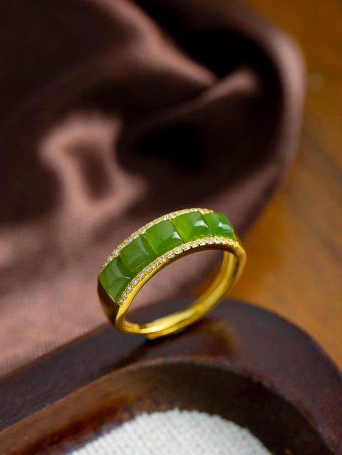 Set Cincin Giok | Kenakan warna hijau giok yang hangat dan berkilau di ujung jari Anda. Cincin giok persegi melengkung ini sudah termasuk ongkos kirim dan pajak.