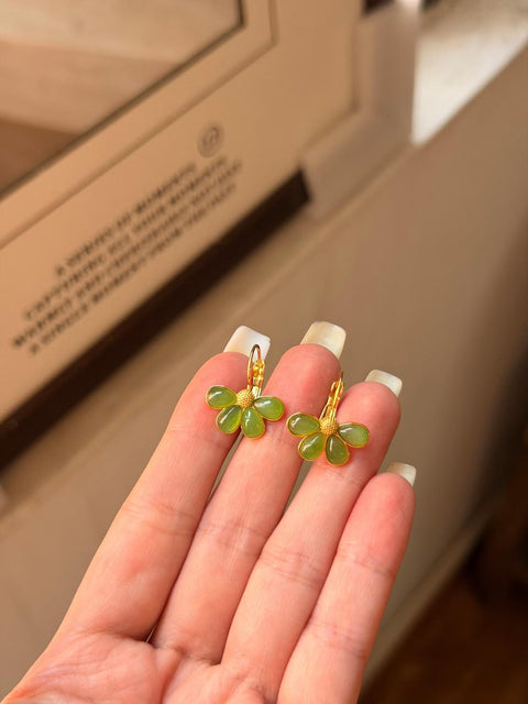 Anting-anting bunga daisy dari giok ini memiliki warna hijau yang hangat dan berkilau. Harga sudah termasuk ongkos kirim dan pajak.
