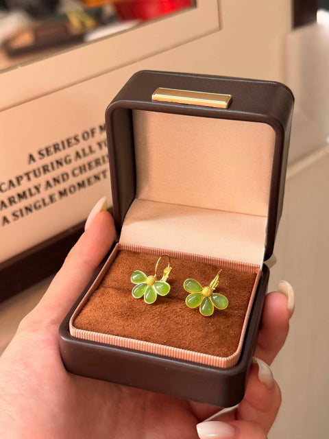 Anting-anting bunga daisy dari giok ini memiliki warna hijau yang hangat dan berkilau. Harga sudah termasuk ongkos kirim dan pajak.