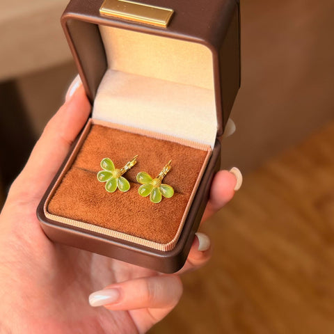 Anting-anting bunga daisy dari giok ini memiliki warna hijau yang hangat dan berkilau. Harga sudah termasuk ongkos kirim dan pajak.