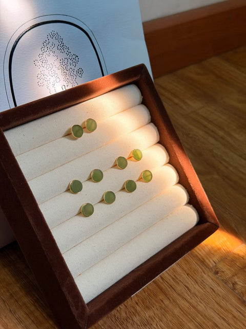 Anting-anting cermin bulat dari giok, termasuk ongkos kirim dan pajak.