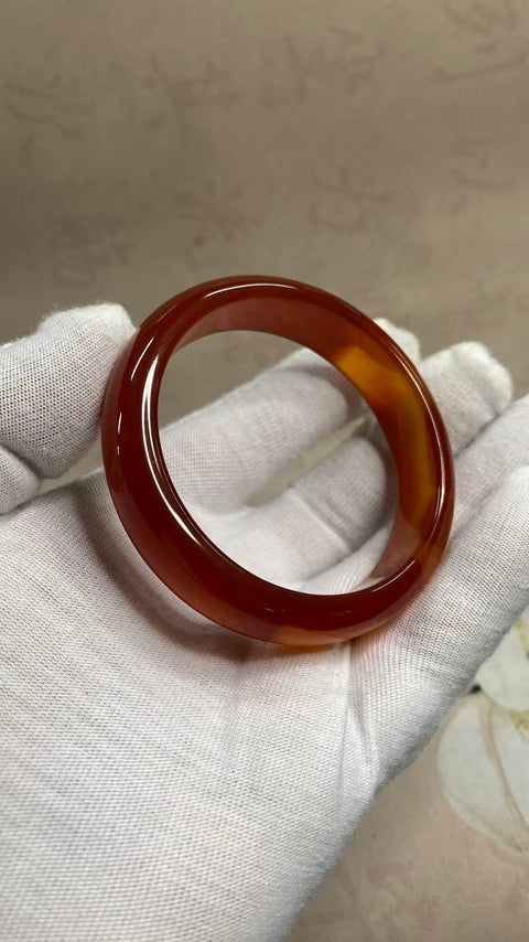 Gelang kalsedon yang indah, warna merah pekat, diameter dalam: 56,6 mm, lebar samping: 14,4 mm, termasuk ongkos kirim dan pajak.