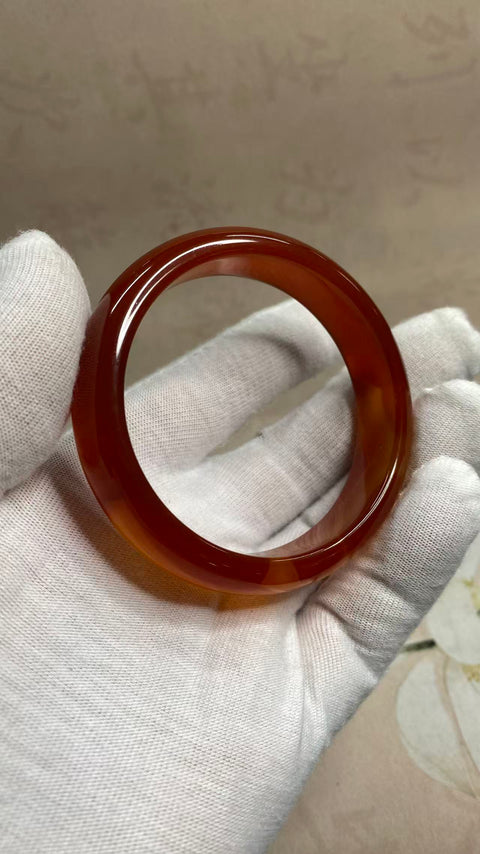 Gelang kalsedon yang indah, warna merah pekat, diameter dalam: 56,6 mm, lebar samping: 14,4 mm, termasuk ongkos kirim dan pajak.