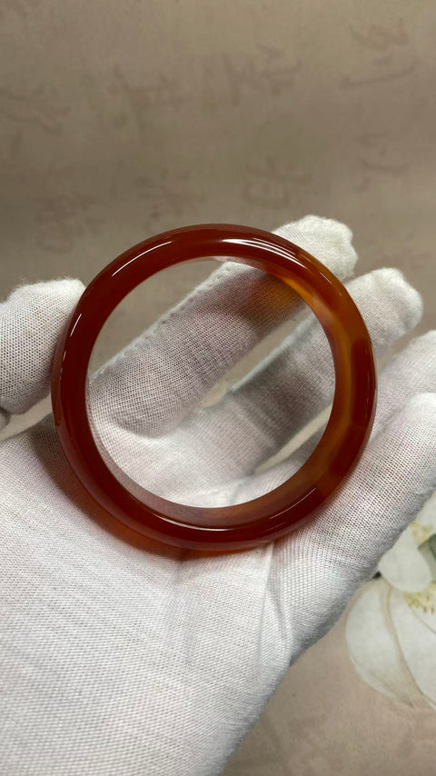 Gelang kalsedon yang indah, warna merah pekat, diameter dalam: 56,6 mm, lebar samping: 14,4 mm, termasuk ongkos kirim dan pajak.