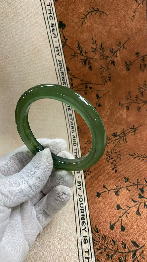 Gelang giok Xiuyan yang indah, berwarna hijau pekat dengan zamrud mengambang, diameter dalam: 60mm, lebar tepi: 10,9mm, termasuk ongkos kirim dan pajak.