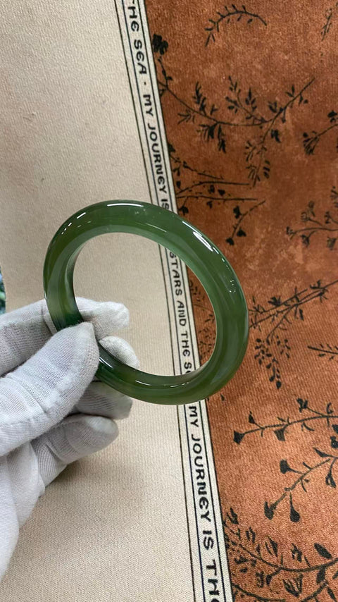 Gelang giok Xiuyan yang indah, berwarna hijau pekat dengan zamrud mengambang, diameter dalam: 60mm, lebar tepi: 10,9mm, termasuk ongkos kirim dan pajak.
