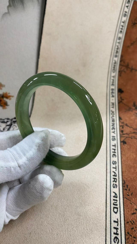 Gelang giok Xiuyan yang indah, berwarna hijau pekat dengan zamrud mengambang, diameter dalam: 58mm, lebar tepi: 11,4mm, termasuk ongkos kirim dan pajak.