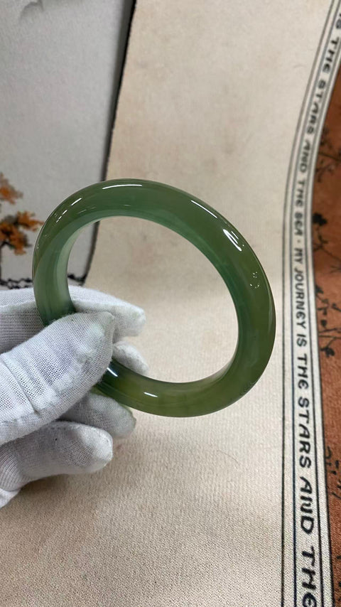 Gelang giok Xiuyan yang indah, berwarna hijau pekat dengan zamrud mengambang, diameter dalam: 58mm, lebar tepi: 11,4mm, termasuk ongkos kirim dan pajak.
